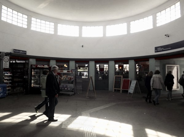 внутри вокзала Feurbachstrasse