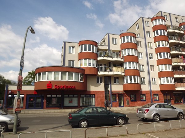 не без атрибутов современности