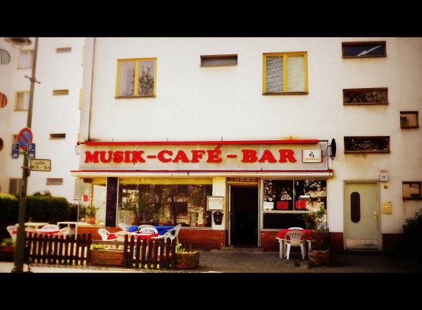 тут всё отдает каким-то ретро