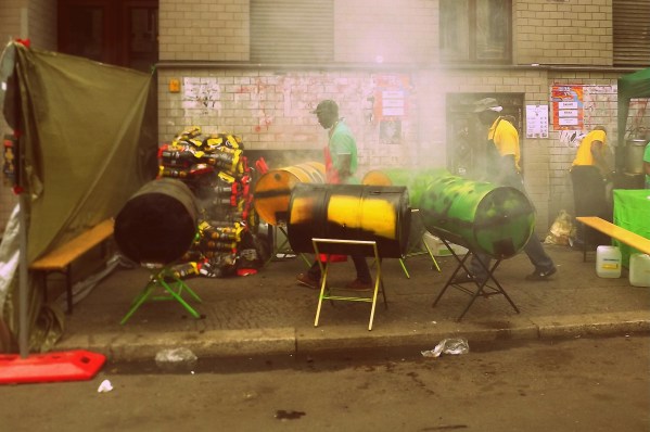 африканцы жарят какую-то курочку