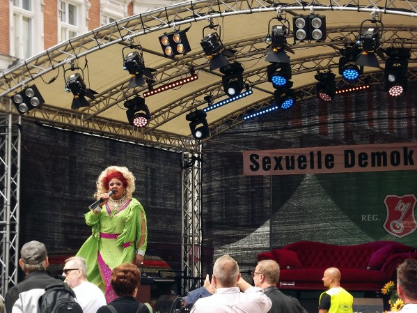 главная сцена располагается прямо у нас под окнами