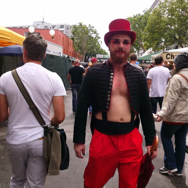 это, наверное, артист какой-то