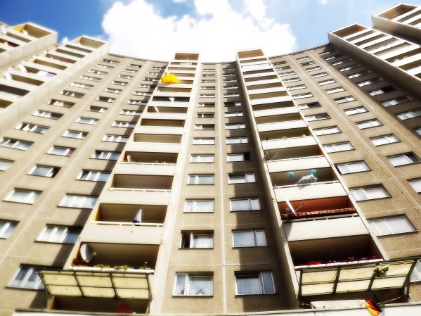 круглый дом с обратной стороны