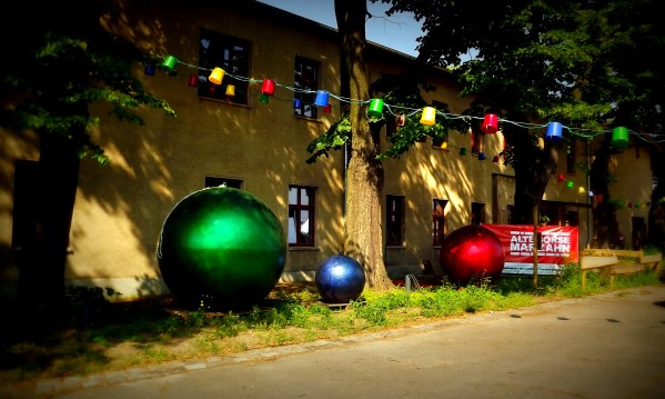 территория оформлена очень интересно