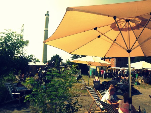 приятные шезлонги и искусство