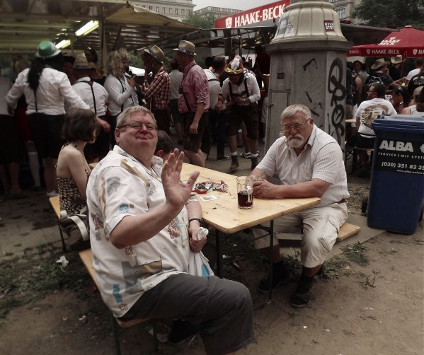 милые дяденьки на фоне каких-то чудаков