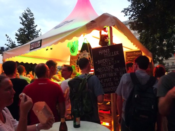 даме слева заказанное ей пиво крафтовое пиво не понравилось, и она его вылила под стол