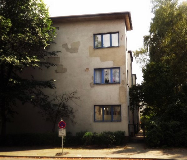 не все дома одинаково белые...