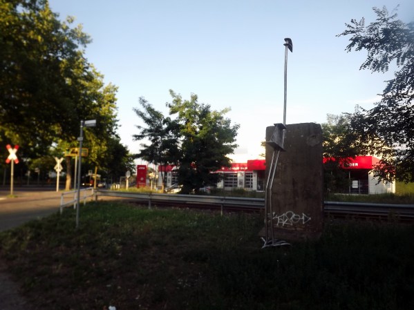 кинули кости у стены