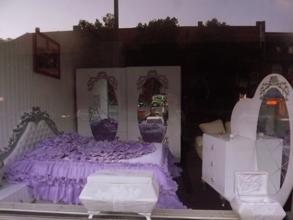 Витрина мебельного магазина