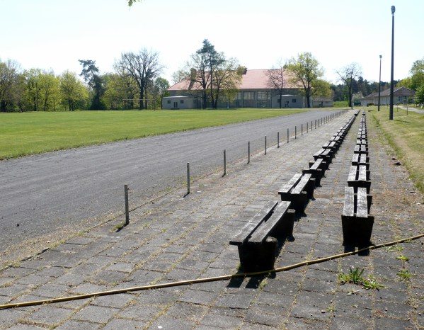 фрагмент беговой дорожки, ведущий к бассейну